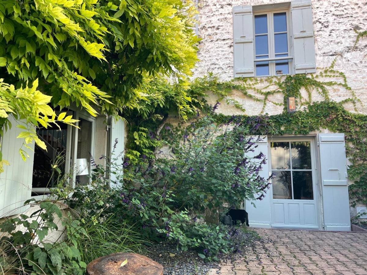 Gite Du Presbytere Port D'Envaux, Ravissante Maison De Charme Exterior photo
